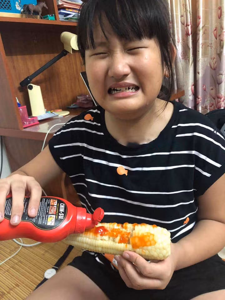 Cô em gái dễ thương mếu máo vì trò đùa quái đản của người anh nghịch ngợm.