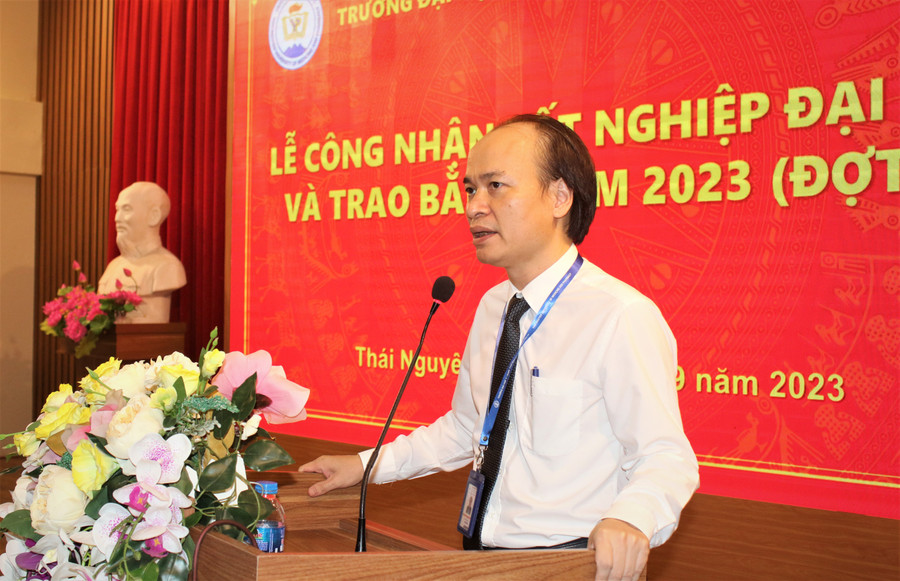 PGS,TS. Nguyễn Tiến Dũng, Bí thư Đảng ủy, Hiệu trưởng nhà trường phát biểu tại buổi lễ.