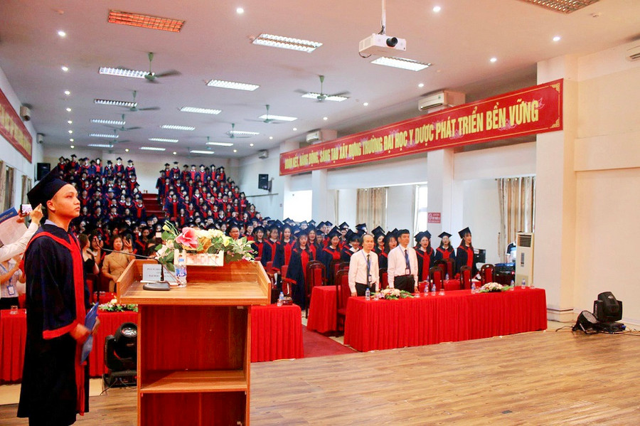 Các tân bác sĩ, dược sĩ đọc tuyên thệ tại Lễ tốt nghiệp đại học và trao bằng đợt 1 năm 2023.