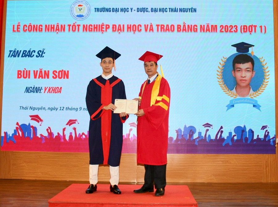 TS Nguyễn Đắc Chung, Phó Bí thư Đảng ủy, Chủ tịch Hội đồng trường, Chủ tịch Công đoàn trường trao bằng cho các tân bác sĩ, dược sĩ.