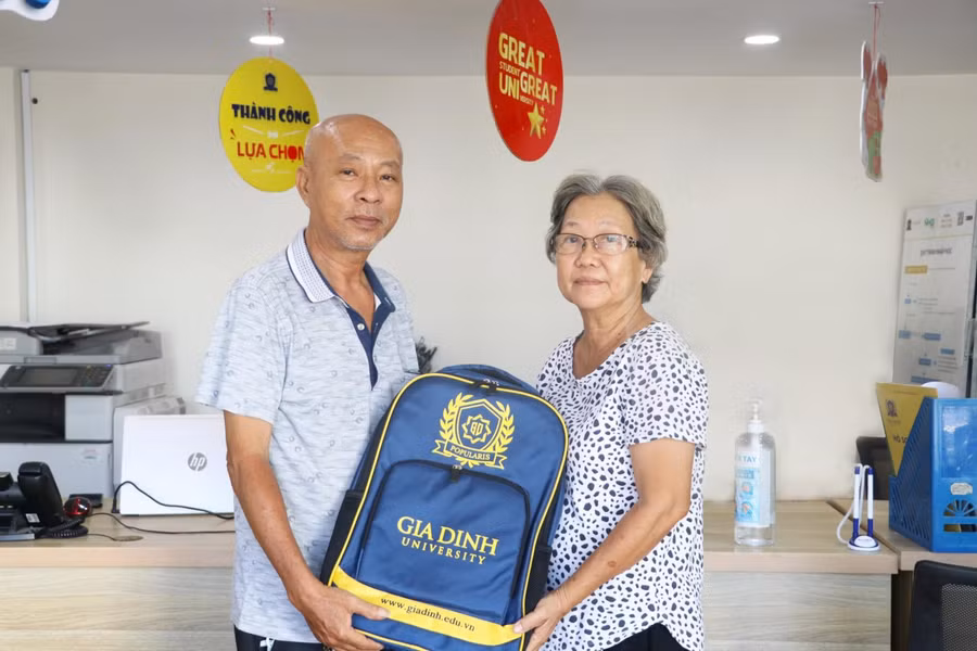 Phụ huynh đồng hành cùng các thí sinh đến tham quan trường và đăng ký xét tuyển vào Trường ĐH Gia Định.