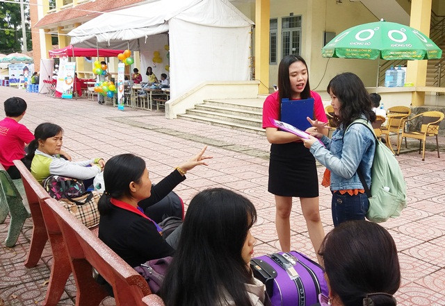 Một sinh viên tình nguyện đang thăm hỏi, hỗ trợ cho tân sinh viên về chỗ trọ, các thủ tục nhập học Một sinh viên tình nguyện đang thăm hỏi, hỗ trợ cho tân sinh viên về chỗ trọ, các thủ tục nhập học