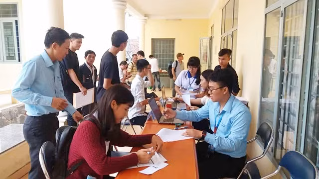 Công tác hỗ trợ tân sinh viên làm thẻ sinh viên, đăng ký chỗ ở KTX rất chuyên nghiệp, thoải mái cho các em