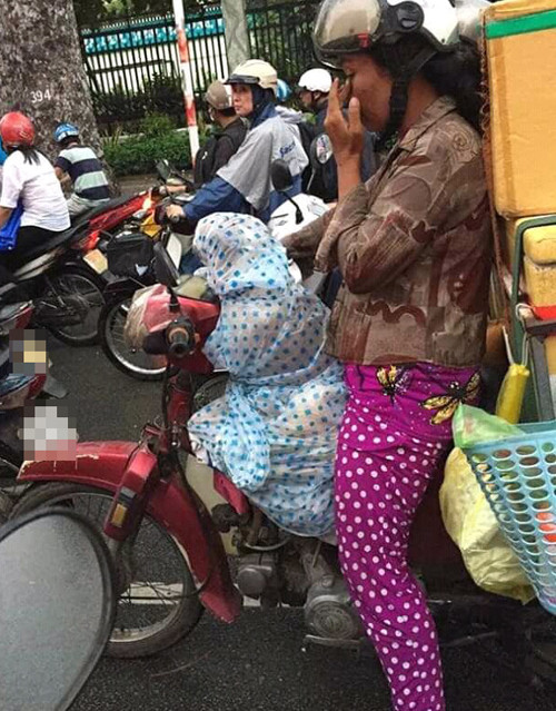 Bà chủ chịu ướt...