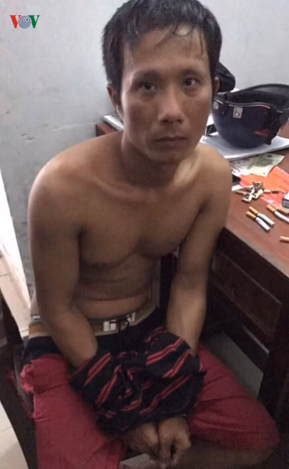 2 cuu can bo cong an dot nhap cuc thi hanh an dan su lay 22 banh heroin hinh 8