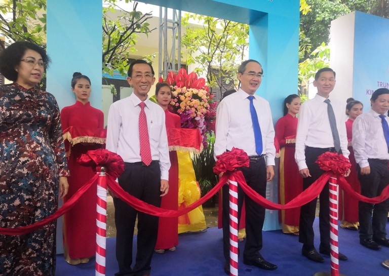 Bí thư Thành uỷ Nguyễn Thiện Nhân cùng các đại biểu tại lễ cắt băng khánh thành Trung tâm. Ảnh: VGP/Thu Lê. Bí thư Thành uỷ Nguyễn Thiện Nhân cùng các đại biểu tại lễ cắt băng khánh thành Trung tâm. Ảnh: VGP/Thu Lê.