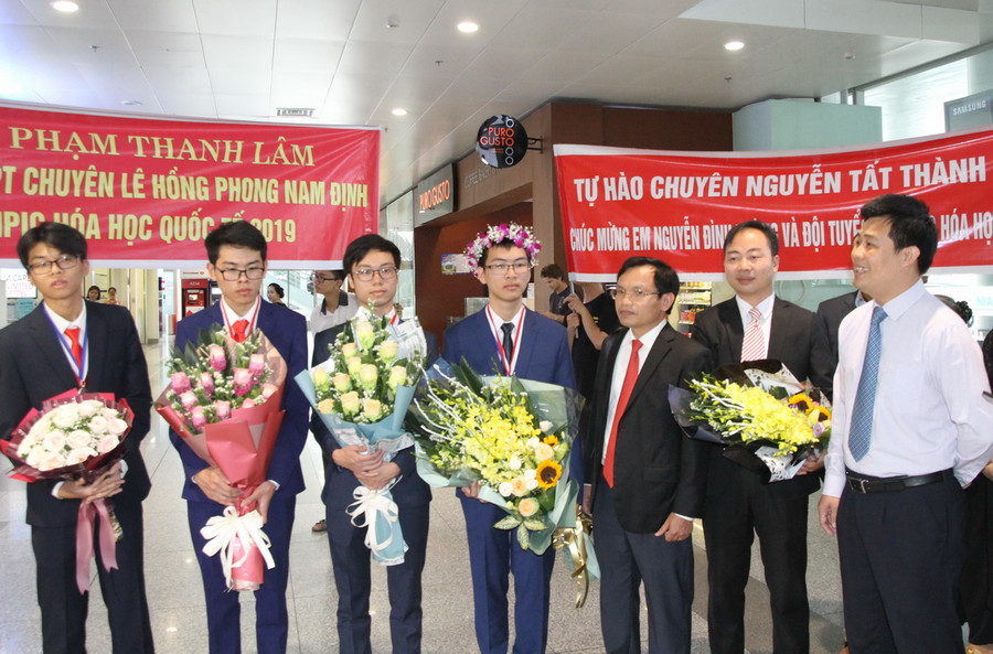 Ông Sái Công Hồng chúc mừng thành tích của đoàn