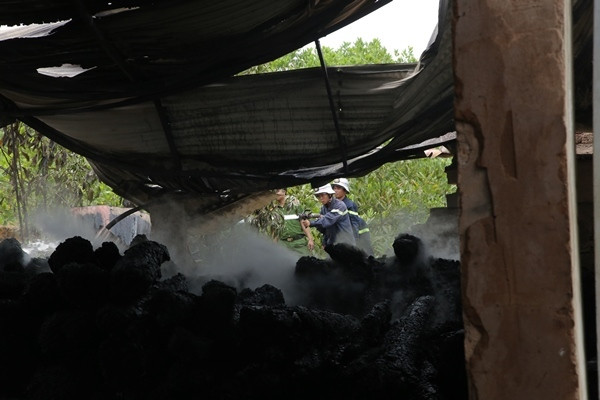 Đại gia phố núi Hà Tĩnh khóc ngất vì kho gỗ hương 17 tỷ cháy thành than