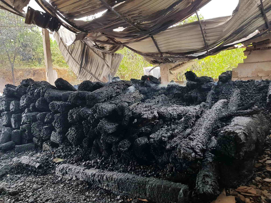 Đại gia phố núi Hà Tĩnh khóc ngất vì kho gỗ hương 17 tỷ cháy thành than