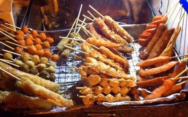 Không rán thịt xông khói xúc xích