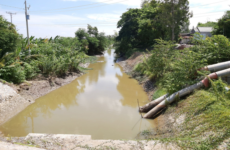 Con kênh nội đồng sắp cạn khô vì thiếu nước