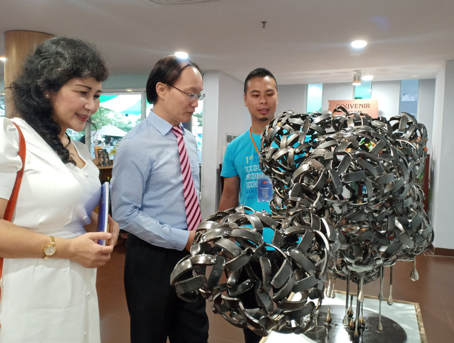 Tác phẩm “Mưa Đà Nẵng” bằng vật liệu sắt hàn.