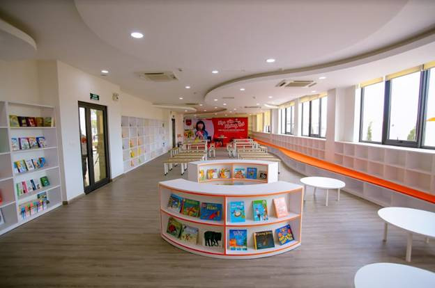 Phòng thư viện được bài trí bắt mắt, sinh động với những gam màu tươi sáng cùng vô số những cuốn sách thú vị, tạo thói quen yêu thích đọc sách cho học sinh Phòng thư viện được bài trí bắt mắt, sinh động với những gam màu tươi sáng cùng vô số những cuốn sách thú vị, tạo thói quen yêu thích đọc sách cho học sinh