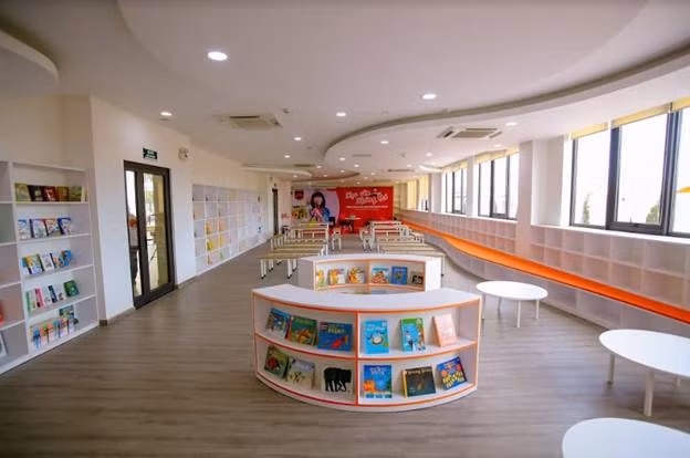Phòng thư viện được bài trí bắt mắt, sinh động với những gam màu tươi sáng cùng vô số những cuốn sách thú vị, tạo thói quen yêu thích đọc sách cho học sinh