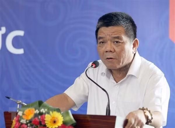 Cơ quan chức năng đang khám nghiệm hiện trường, tử thi để xác định nguyên nhân cái chết của ông Trần Bắc Hà. (Ảnh: TTXVN)