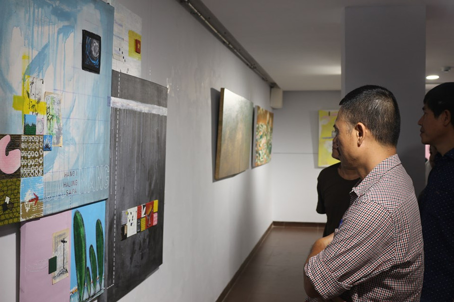 Công chúng chiêm ngưỡng các tác phẩm nghệ thuật trừu tượng.