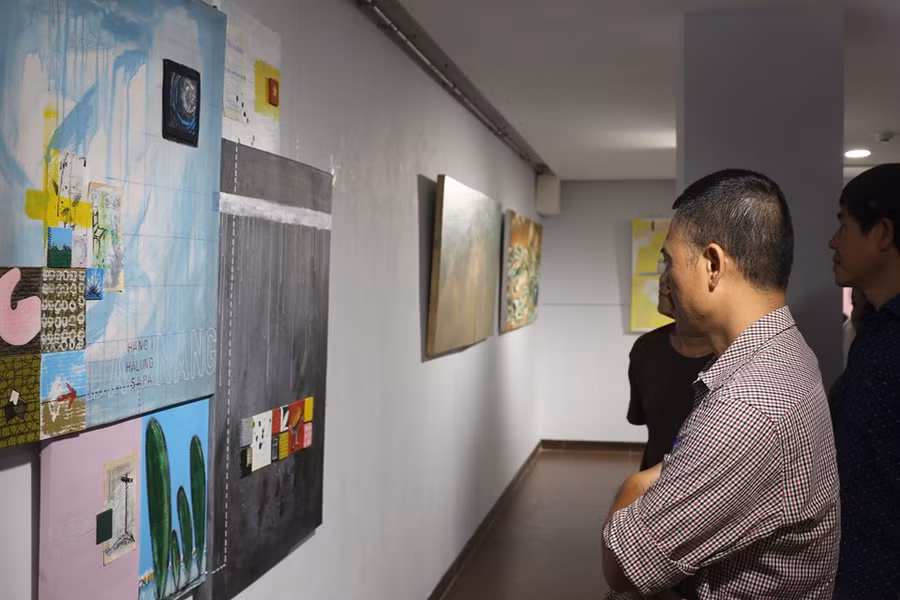 Công chúng chiêm ngưỡng các tác phẩm nghệ thuật trừu tượng.