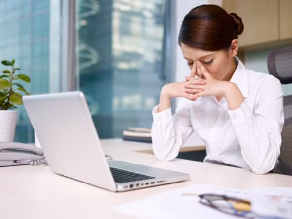 Làm việc căng thẳng là một nguyên nhân làm xuất hiện thâm quầng quanh mắt.