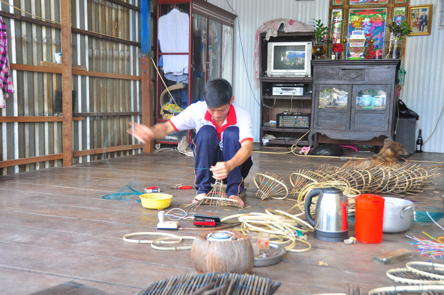 Không có lũ, làng nghề sản xuất ngư cụ cũng đìu hiu