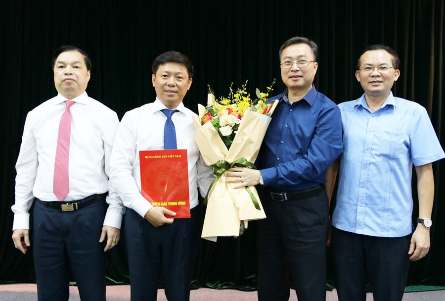 Ban Tuyên giáo Trung ương bổ nhiệm 2 Vụ trưởng ảnh 1 Ban Tuyên giáo Trung ương bổ nhiệm 2 Vụ trưởng ảnh 1