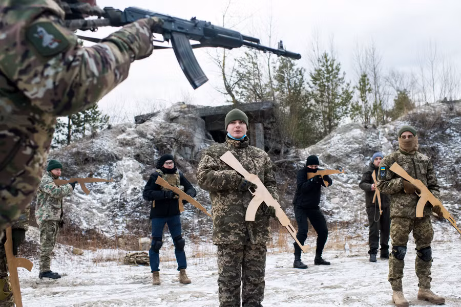 Theo giới truyền thông và quan chức châu Âu, Quân đội Ukraine đã chịu nhiều thiệt hại và đang nỗ lực bổ sung quân số