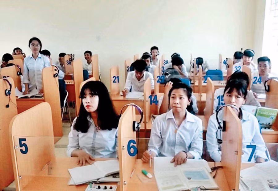 Trong một giờ luyện nghe nói Tiếng Anh của học sinh THPT.	Ảnh: TG