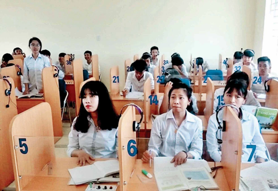 Trong một giờ luyện nghe nói Tiếng Anh của học sinh THPT.	Ảnh: TG