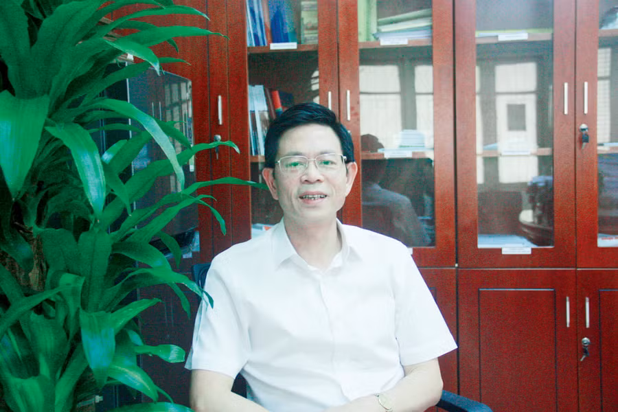 “Trong quá trình xây dựng tiêu chí phát triển NNC mạnh, Bộ GD&ĐT đã làm việc với nhiều nhà khoa học, nhà quản lý thuộc các cơ sở giáo dục ĐH lớn trong cả nước và nhận được sự đồng tình ủng hộ rất cao về chủ trương xây dựng NNC mạnh; vì hiện nay hành lang pháp lý chưa có, chế độ đãi ngộ cũng như quyền lợi và trách nhiệm chưa rõ ràng. Bộ GD&ĐT cũng nhận được nhiều ý kiến góp ý thẳng thắn về dự thảo Thông tư quy định hướng dẫn phát triển NNC mạnh trong các cơ sở giáo dục ĐH. Ban soạn thảo đang tiếp thu ý kiến từ nhiều góc độ khác nhau để hoàn thiện dự thảo. Làm sao khi Thông tư chính thức ban hành sẽ được các nhà khoa học, cơ sở giáo dục ĐH ủng hộ; đồng thời vẫn bảo đảm hình thành được mô hình các NNC tinh hoa trong từng lĩnh vực để giải quyết những vấn đề mang tầm quốc gia, quốc tế”. GS Tạ Ngọc Đôn “Trong quá trình xây dựng tiêu chí phát triển NNC mạnh, Bộ GD&ĐT đã làm việc với nhiều nhà khoa học, nhà quản lý thuộc các cơ sở giáo dục ĐH lớn trong cả nước và nhận được sự đồng tình ủng hộ rất cao về chủ trương xây dựng NNC mạnh; vì hiện nay hành lang pháp lý chưa có, chế độ đãi ngộ cũng như quyền lợi và trách nhiệm chưa rõ ràng. Bộ GD&ĐT cũng nhận được nhiều ý kiến góp ý thẳng thắn về dự thảo Thông tư quy định hướng dẫn phát triển NNC mạnh trong các cơ sở giáo dục ĐH. Ban soạn thảo đang tiếp thu ý kiến từ nhiều góc độ khác nhau để hoàn thiện dự thảo. Làm sao khi Thông tư chính thức ban hành sẽ được các nhà khoa học, cơ sở giáo dục ĐH ủng hộ; đồng thời vẫn bảo đảm hình thành được mô hình các NNC tinh hoa trong từng lĩnh vực để giải quyết những vấn đề mang tầm quốc gia, quốc tế”. GS Tạ Ngọc Đôn