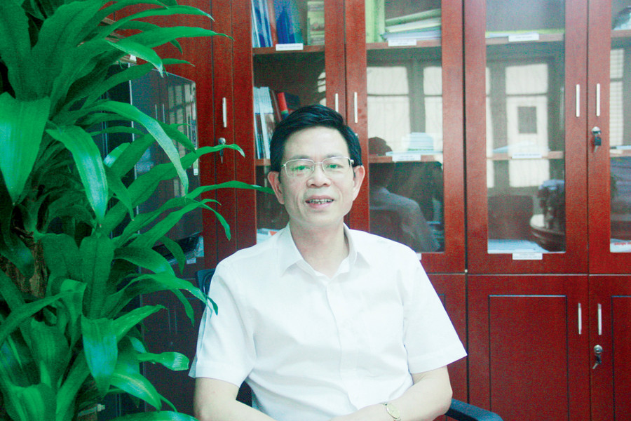 “Trong quá trình xây dựng tiêu chí phát triển NNC mạnh, Bộ GD&ĐT đã làm việc với nhiều nhà khoa học, nhà quản lý thuộc các cơ sở giáo dục ĐH lớn trong cả nước và nhận được sự đồng tình ủng hộ rất cao về chủ trương xây dựng NNC mạnh; vì hiện nay hành lang pháp lý chưa có, chế độ đãi ngộ cũng như quyền lợi và trách nhiệm chưa rõ ràng. Bộ GD&ĐT cũng nhận được nhiều ý kiến góp ý thẳng thắn về dự thảo Thông tư quy định hướng dẫn phát triển NNC mạnh trong các cơ sở giáo dục ĐH. Ban soạn thảo đang tiếp thu ý kiến từ nhiều góc độ khác nhau để hoàn thiện dự thảo. Làm sao khi Thông tư chính thức ban hành sẽ được các nhà khoa học, cơ sở giáo dục ĐH ủng hộ; đồng thời vẫn bảo đảm hình thành được mô hình các NNC tinh hoa trong từng lĩnh vực để giải quyết những vấn đề mang tầm quốc gia, quốc tế”. GS Tạ Ngọc Đôn “Trong quá trình xây dựng tiêu chí phát triển NNC mạnh, Bộ GD&ĐT đã làm việc với nhiều nhà khoa học, nhà quản lý thuộc các cơ sở giáo dục ĐH lớn trong cả nước và nhận được sự đồng tình ủng hộ rất cao về chủ trương xây dựng NNC mạnh; vì hiện nay hành lang pháp lý chưa có, chế độ đãi ngộ cũng như quyền lợi và trách nhiệm chưa rõ ràng. Bộ GD&ĐT cũng nhận được nhiều ý kiến góp ý thẳng thắn về dự thảo Thông tư quy định hướng dẫn phát triển NNC mạnh trong các cơ sở giáo dục ĐH. Ban soạn thảo đang tiếp thu ý kiến từ nhiều góc độ khác nhau để hoàn thiện dự thảo. Làm sao khi Thông tư chính thức ban hành sẽ được các nhà khoa học, cơ sở giáo dục ĐH ủng hộ; đồng thời vẫn bảo đảm hình thành được mô hình các NNC tinh hoa trong từng lĩnh vực để giải quyết những vấn đề mang tầm quốc gia, quốc tế”. GS Tạ Ngọc Đôn