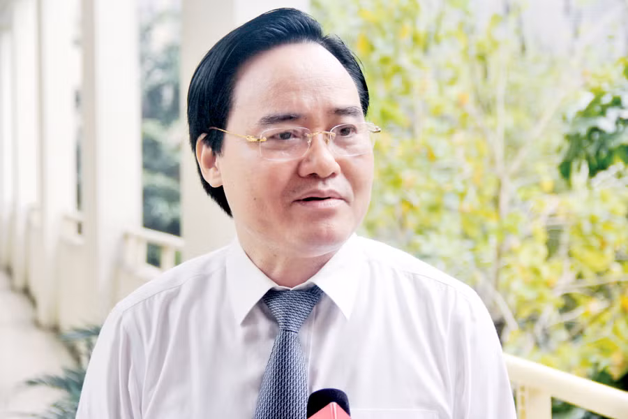 “Trong quá trình tổ chức đào tạo, nghiên cứu và triển khai chính sách cần tạo được động lực, để khi tốt nghiệp, các em được về đúng nơi mà các em có thể phát huy được năng lực, sở trường của mình, nhất là với những SV giỏi. Thực tế, rất nhiều doanh nghiệp kêu thiếu về nhân lực, đặc biệt nhân lực có chất lượng, nhưng kênh thông tin về kết nối giữa nhà trường, doanh nghiệp còn yếu”. Bộ trưởng Phùng Xuân Nhạ