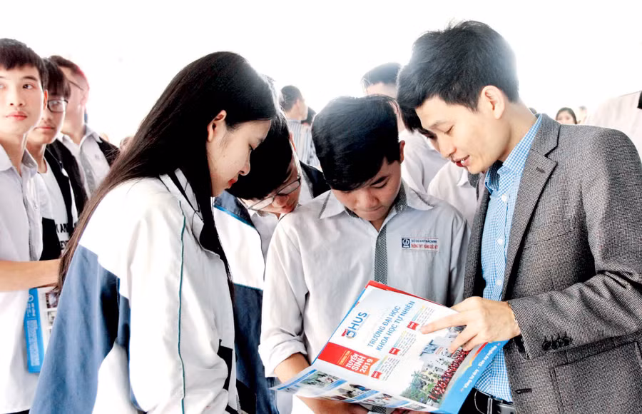 Tư vấn tuyển sinh ngành CNTT với học sinh. Ảnh: TG Tư vấn tuyển sinh ngành CNTT với học sinh. Ảnh: TG