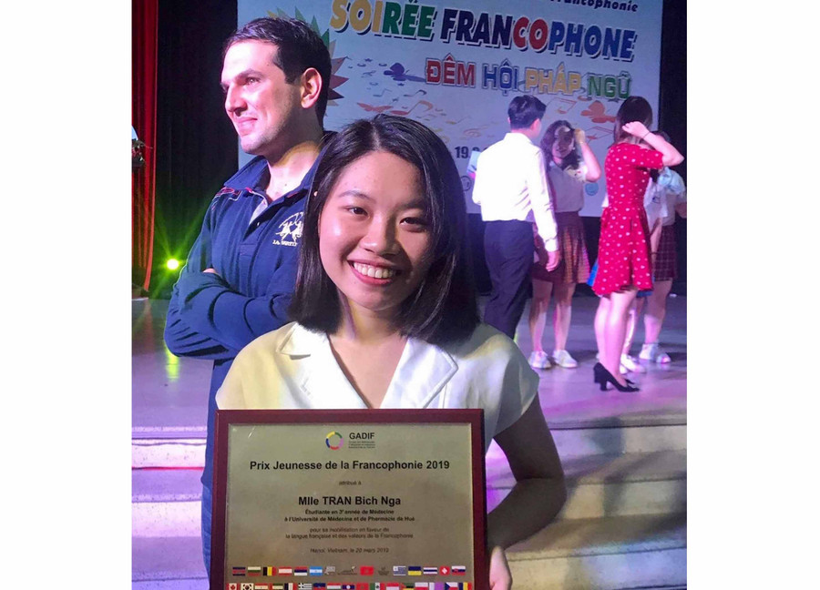 Trần Bích Ngà (sinh viên năm thứ 3, Trường Đại học Y Huế) nhận giải thưởng “Tuổi trẻ Pháp ngữ 2019”, được trao tặng bởi Nhóm các Đại sứ quán, Phái đoàn và Tổ chức Pháp ngữ tại Việt Nam. Theo thông tin của ĐSQ Pháp, nữ sinh này là một nguồn thông tin y học bằng tiếng Pháp ở trường và bệnh viện. Trần Bích Ngà (sinh viên năm thứ 3, Trường Đại học Y Huế) nhận giải thưởng “Tuổi trẻ Pháp ngữ 2019”, được trao tặng bởi Nhóm các Đại sứ quán, Phái đoàn và Tổ chức Pháp ngữ tại Việt Nam. Theo thông tin của ĐSQ Pháp, nữ sinh này là một nguồn thông tin y học bằng tiếng Pháp ở trường và bệnh viện.