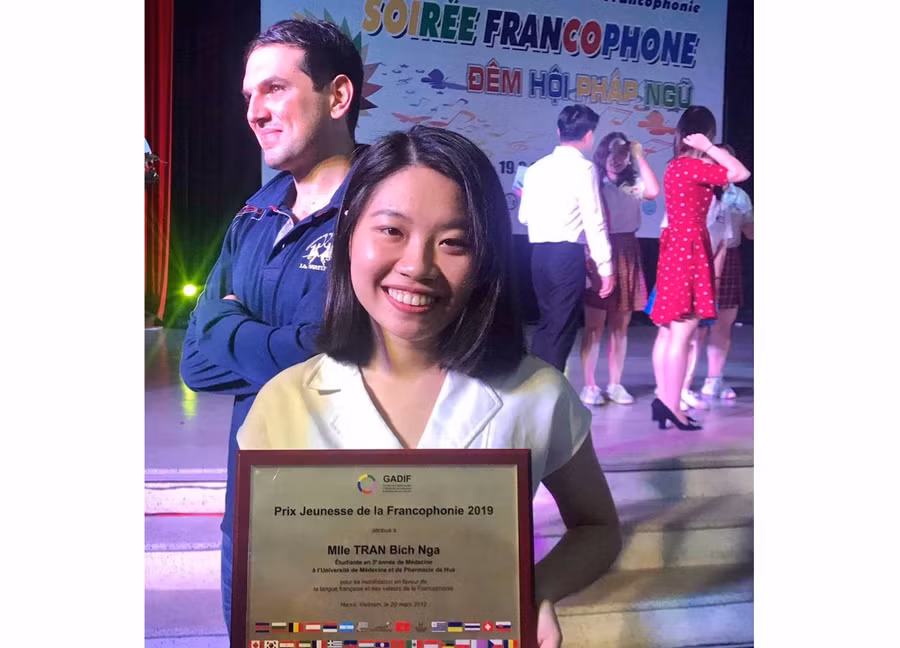 Trần Bích Ngà (sinh viên năm thứ 3, Trường Đại học Y Huế) nhận giải thưởng “Tuổi trẻ Pháp ngữ 2019”, được trao tặng bởi Nhóm các Đại sứ quán, Phái đoàn và Tổ chức Pháp ngữ tại Việt Nam. Theo thông tin của ĐSQ Pháp, nữ sinh này là một nguồn thông tin y học bằng tiếng Pháp ở trường và bệnh viện.