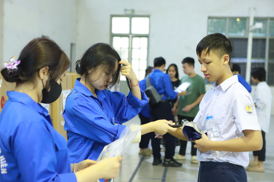 Các em được yêu cầu chỉ mang vào phòng thi các vật dụng theo quy định. Các em được yêu cầu chỉ mang vào phòng thi các vật dụng theo quy định.