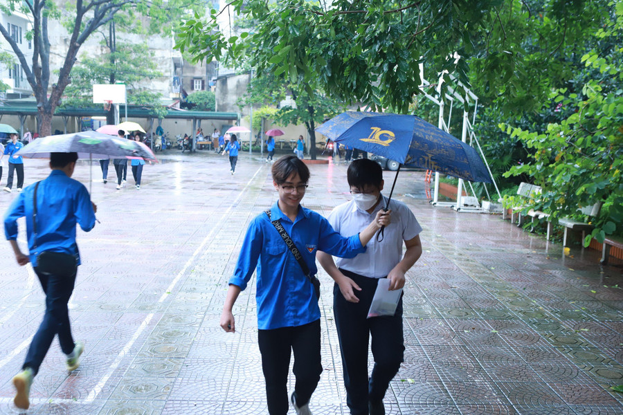 Lực lượng thanh niên thay nhau cầm ô che mưa cho thí sinh. Lực lượng thanh niên thay nhau cầm ô che mưa cho thí sinh.