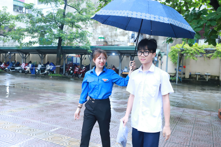 Dù vậy, tại mỗi điểm thi đều có lực lượng đoàn viên sẵn sàng đồng hành, hỗ trợ về nước uống, di chuyển cho các sĩ tử. Dù vậy, tại mỗi điểm thi đều có lực lượng đoàn viên sẵn sàng đồng hành, hỗ trợ về nước uống, di chuyển cho các sĩ tử.