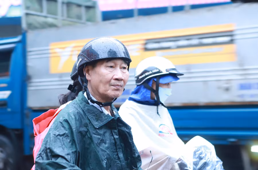 Ánh mắt đầy hi vọng của ông nội dành cho cháu đi thi.