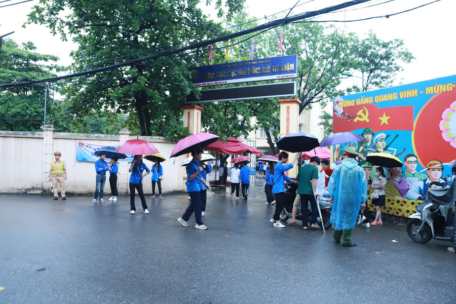 Các lực lượng gồm Cảnh sát giao thông, Công an xã Tả Thanh Oai cùng đoàn viên thanh niên tập trung ở cổng trường thi từ sớm để làm nhiệm vụ phân luồng giao thông, hỗ trợ thí sinh. Các lực lượng gồm Cảnh sát giao thông, Công an xã Tả Thanh Oai cùng đoàn viên thanh niên tập trung ở cổng trường thi từ sớm để làm nhiệm vụ phân luồng giao thông, hỗ trợ thí sinh.