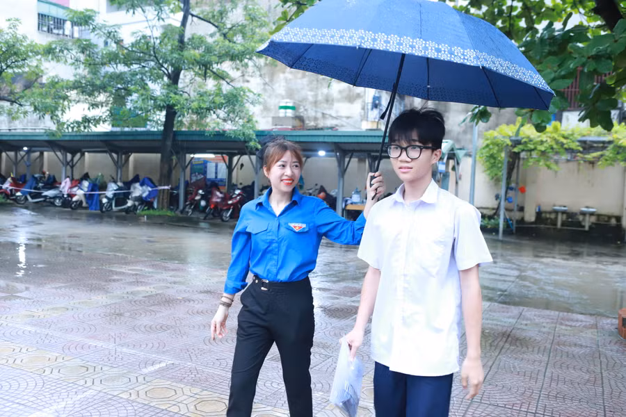 Dù vậy, tại mỗi điểm thi đều có lực lượng đoàn viên sẵn sàng đồng hành, hỗ trợ về nước uống, di chuyển cho các sĩ tử.