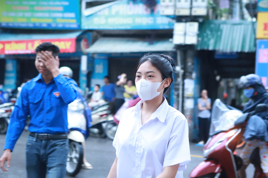 Kỳ thi tuyển sinh vào lớp 10 năm 2024 của Hà Nội năm nay có hơn 100 nghìn thí sinh tham gia. Kỳ thi tuyển sinh vào lớp 10 năm 2024 của Hà Nội năm nay có hơn 100 nghìn thí sinh tham gia.