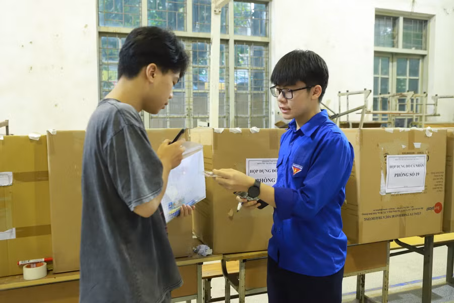 Tại đây có phòng để đồ tư trang của cá nhân thí sinh do các thanh niên tình nguyện đảm trách.