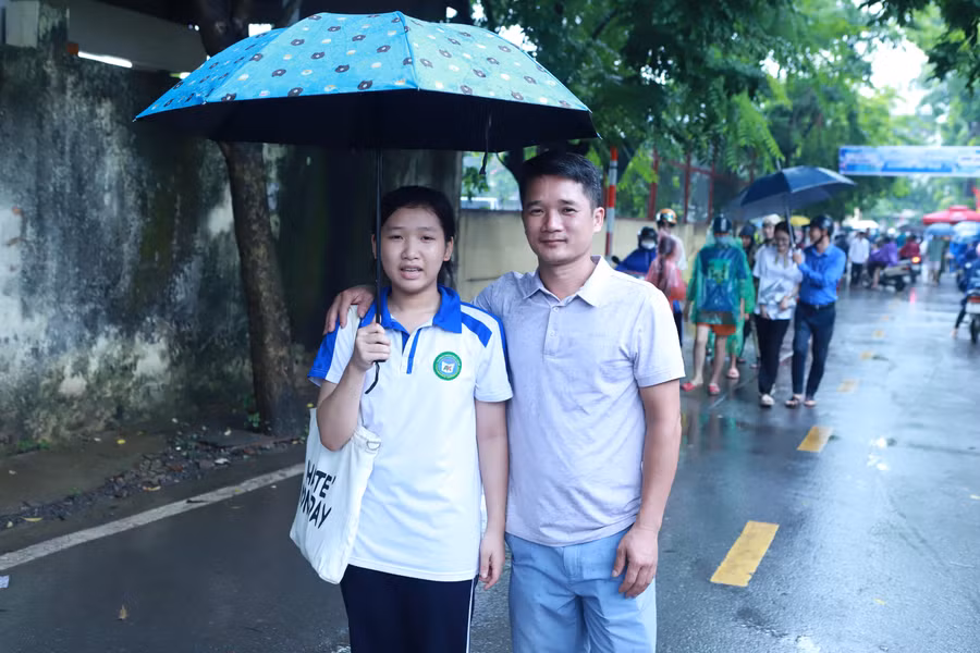 Anh Cường không quên dành những lời động viên tới con gái sau buổi thi cuối cùng.