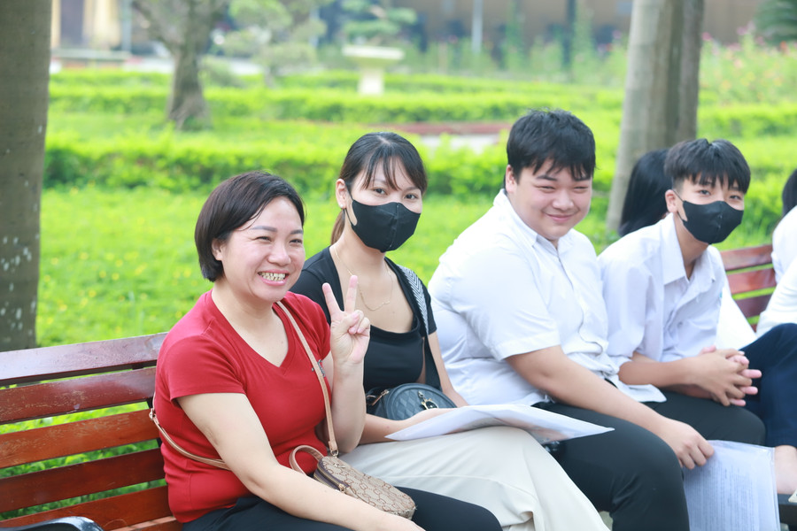 Chị Nguyễn Thị Huệ (bìa trái) bày tỏ niềm hi vọng vào kết quả thi của con.