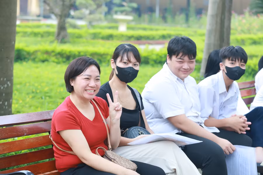 Chị Nguyễn Thị Huệ (bìa trái) bày tỏ niềm hi vọng vào kết quả thi của con.