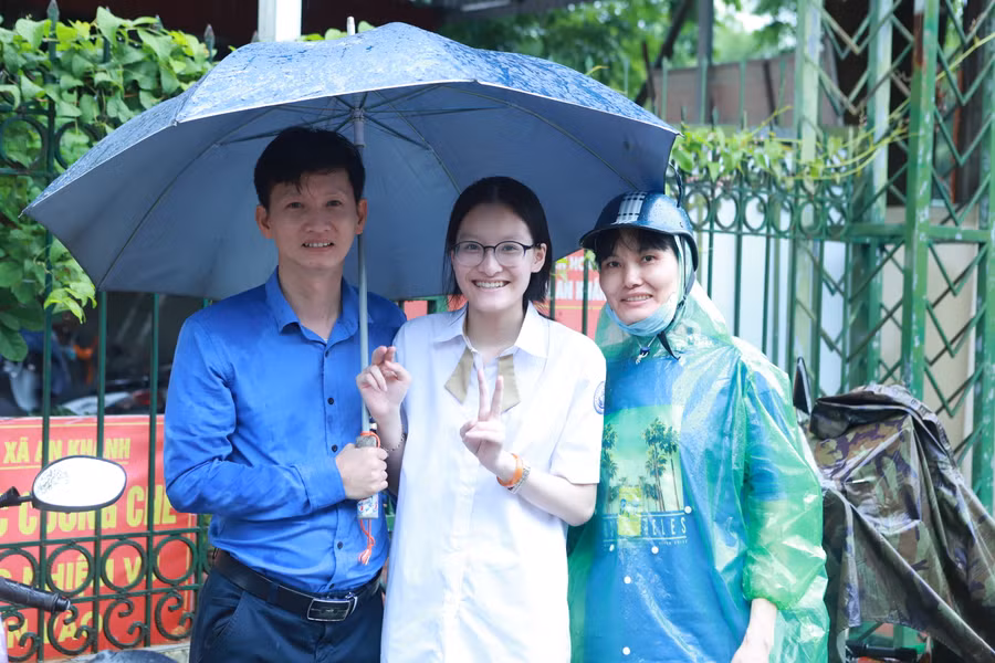 Bố mẹ cùng đến đón con gái tan thi môn cuối cùng của kỳ thi tuyển sinh vào lớp 10 tại Hà Nội năm 2024. 