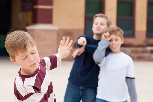 Nếu bạn gặp khó khăn trong việc tìm hiểu lý do tại sao con bắt nạt bạn, hãy cân nhắc tham khảo ý kiến của nhà tâm lý học trẻ em hoặc bác sĩ tâm thần. (Ảnh: ITN).