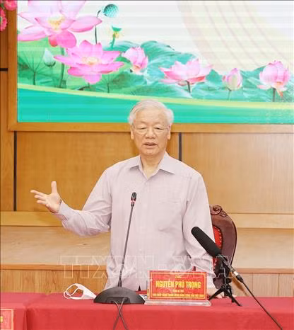 Tổng Bí thư Nguyễn Phú Trọng, Bí thư Quân uỷ Trung ương phát biểu tại buổi tiếp xúc cử tri. Ảnh: TTXVN.