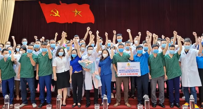 Các thầy thuốc ưu tú trước giờ xuất hành