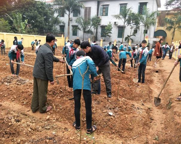 Các Nghệ nhân của làng nghề hướng dẫn kỹ thuật đê các em HS trồng đào Các Nghệ nhân của làng nghề hướng dẫn kỹ thuật đê các em HS trồng đào