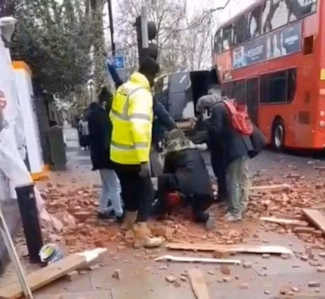 Mẹ đón con gặp tai nạn đau lòng